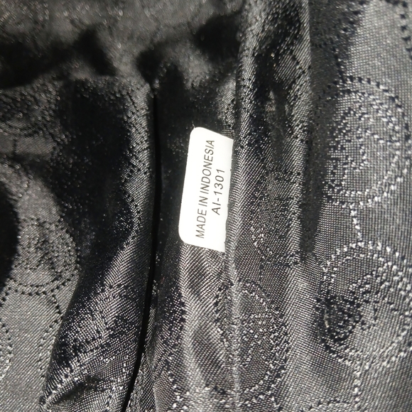 Michael Kors Black Bag With Pouch. - Picture 2 of 10